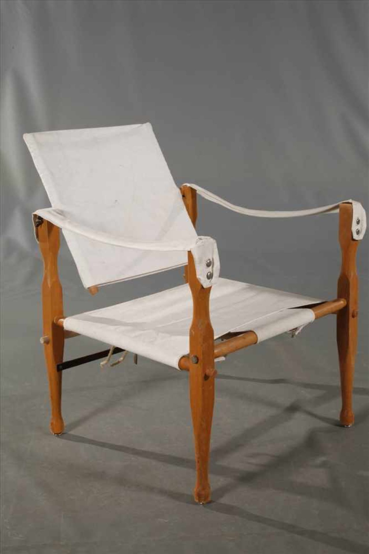 Drei Safari Chairs nach einem Entwurf von Kaare Klint 1933, Ausführung wohl 1960er Jahre in Buche - Bild 2 aus 3