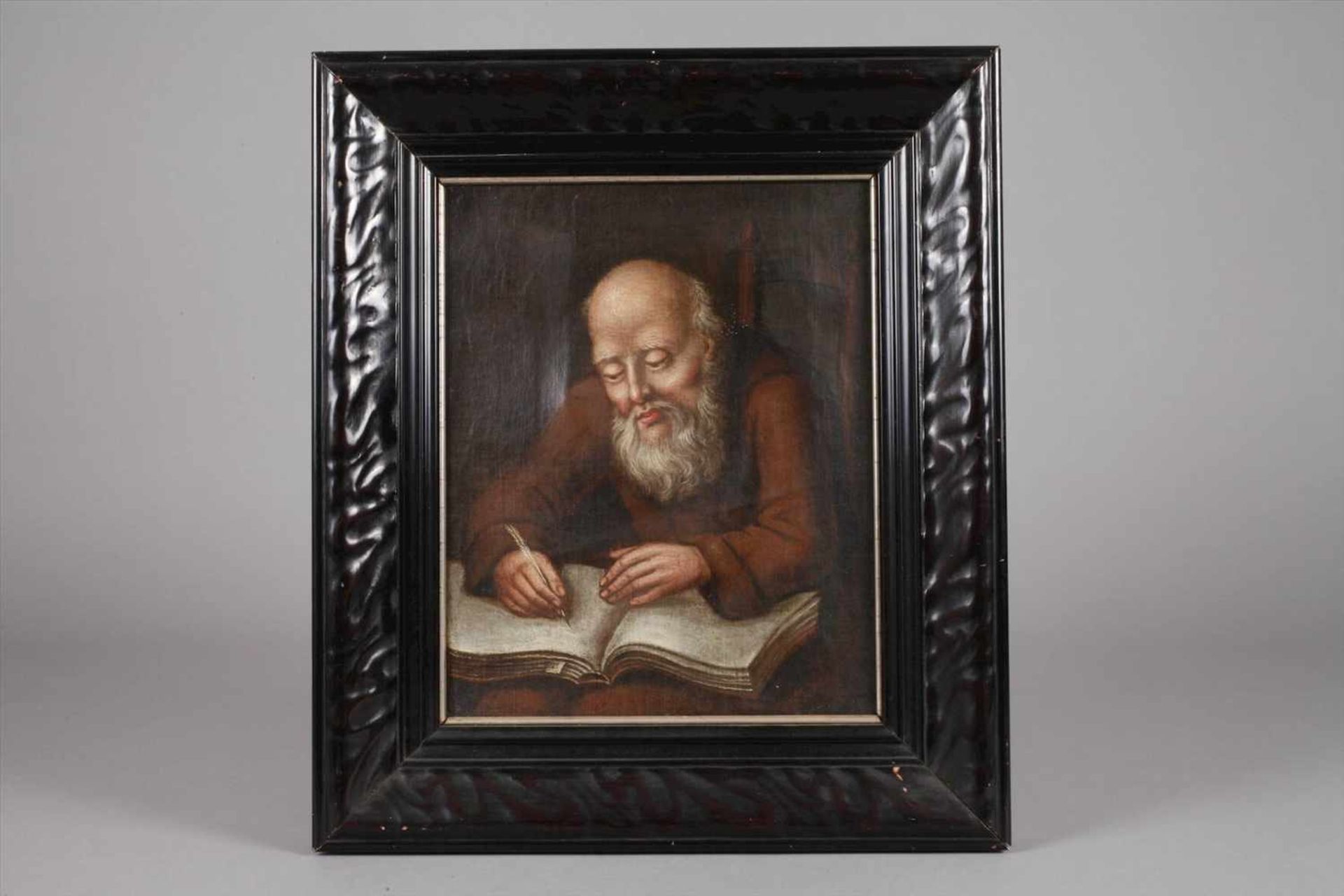Schreibender Mönch Halbfigurenportrait eines kahlköpfigen alten Mannes mit weißem Bart und brauner - Bild 2 aus 3
