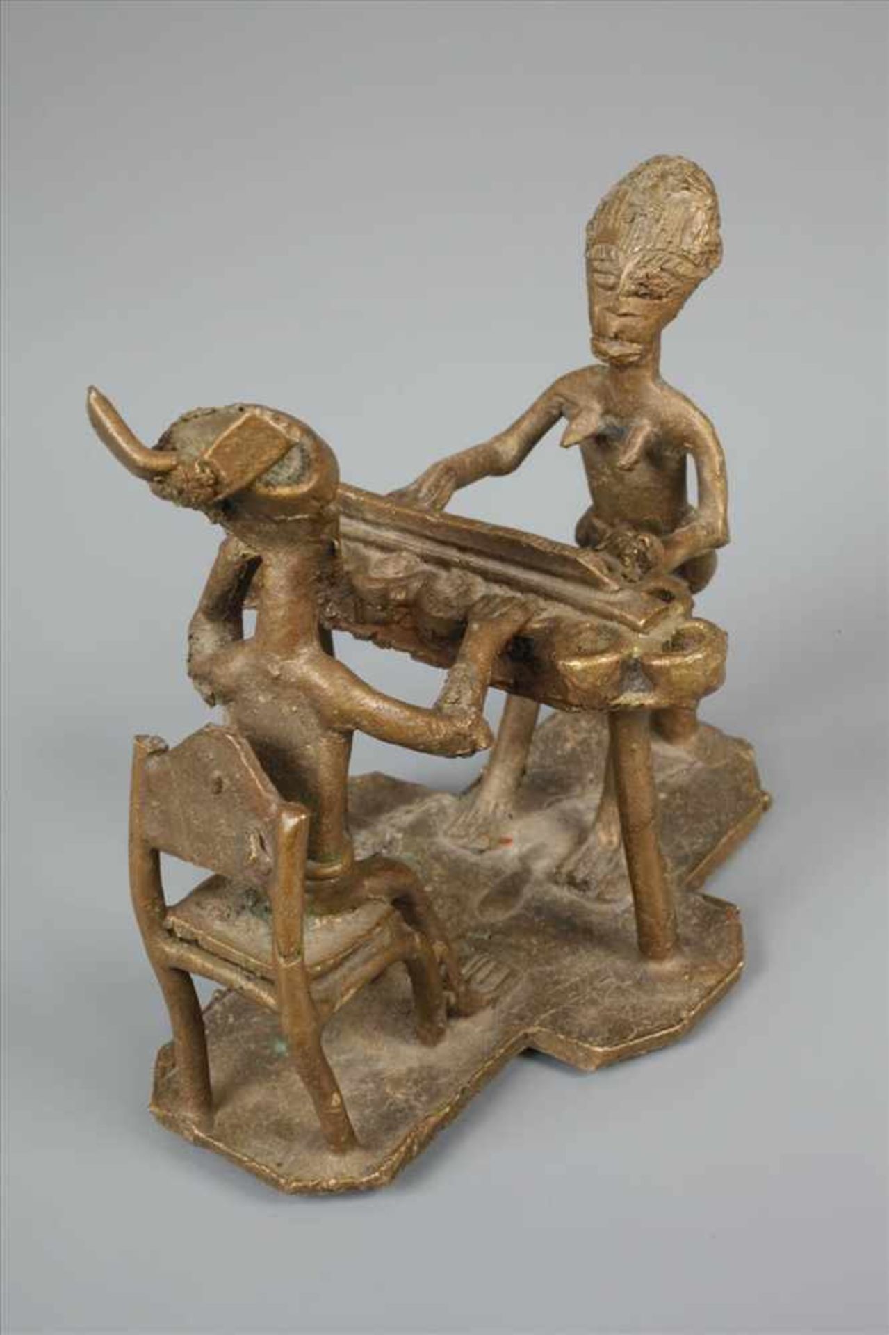 Figürliche SkulpturGelbguss, Darstellung eines höhergestellten Paares beim Speisen, der Tisch - Bild 3 aus 3