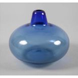 Fachschule Zwiesel Vase monogrammiert Z und datiert 1999, weitere Nummer 9 - 46, blaues Glas