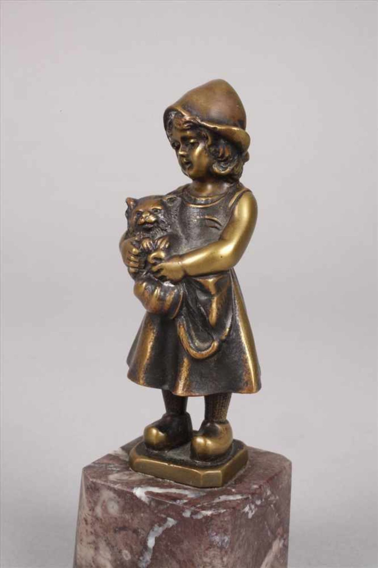 Hans Keck, Holländermädchen mit KatzeAnfang 20. Jh., verso signiert, Bronze dunkel patiniert, - Bild 4 aus 4