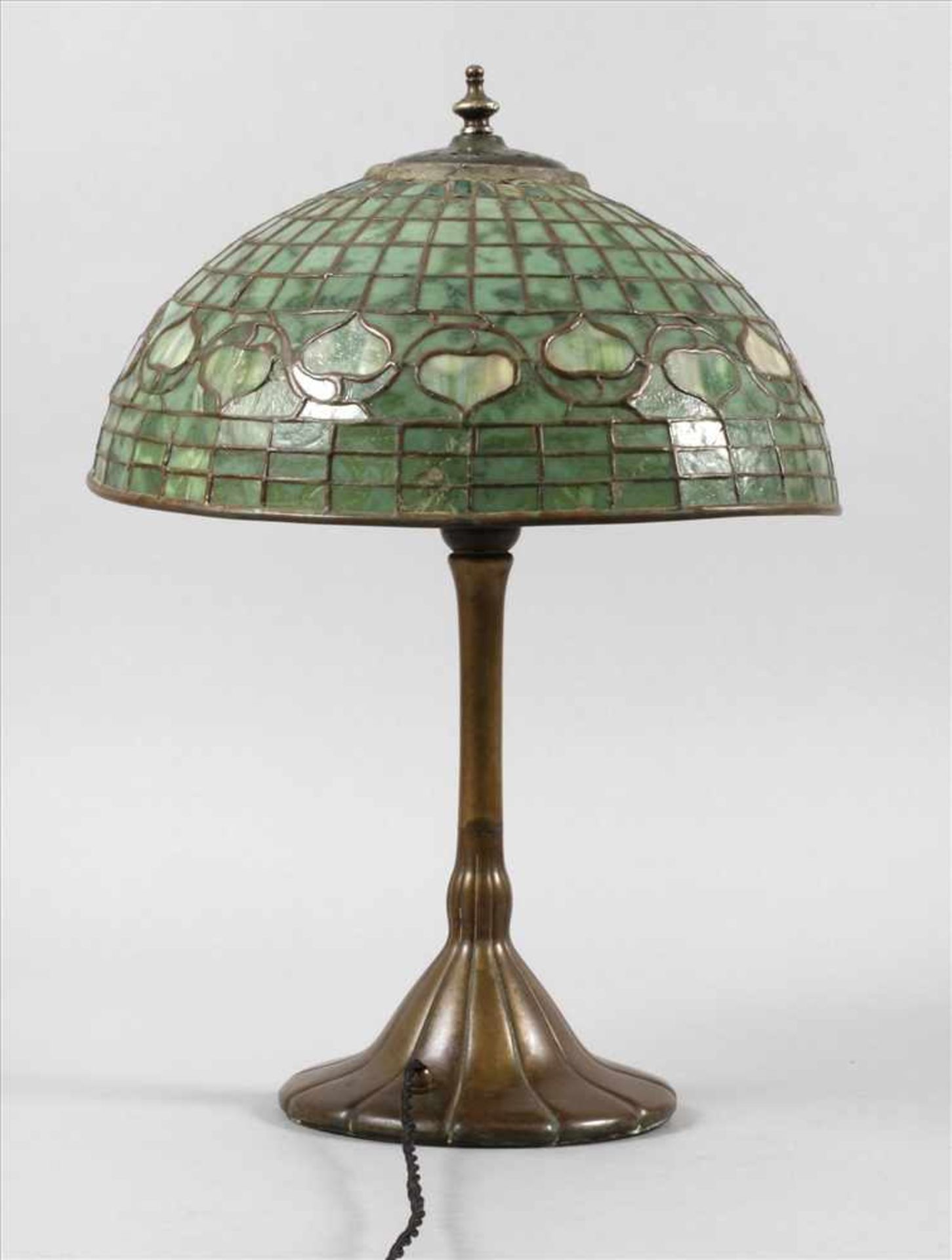 Tischlampe USA um 1910, ungemarkt, Pilzförmiger Schirm aus grün marmoriertem Bleiglas, Bronzefuß