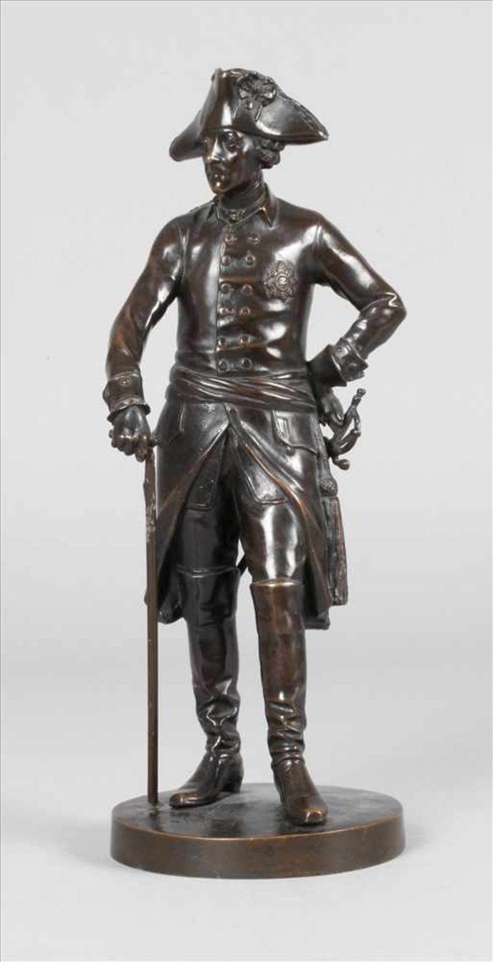 Friedrich II. "Alter Fritz"20. Jh., unsigniert, Bronze dunkel patiniert, Darstellung des stehenden