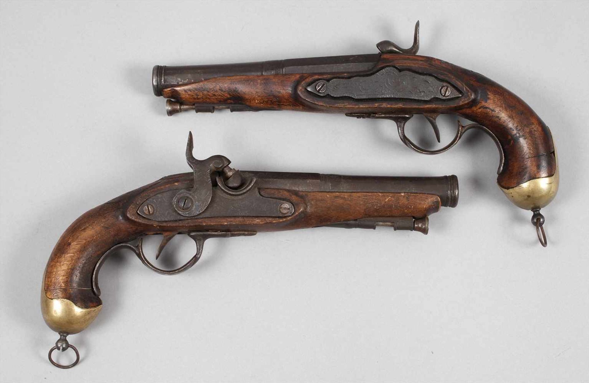 Paar Duellpistolen um 1850mit Perkussionsschloß, Nussholzschaft, kanonenförmiger Lauf mit