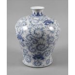 Vase Chinaum 1900, ungemarkt, weiß glasiertes Porzellan in kobaltblauer Unterglasurbemalung,