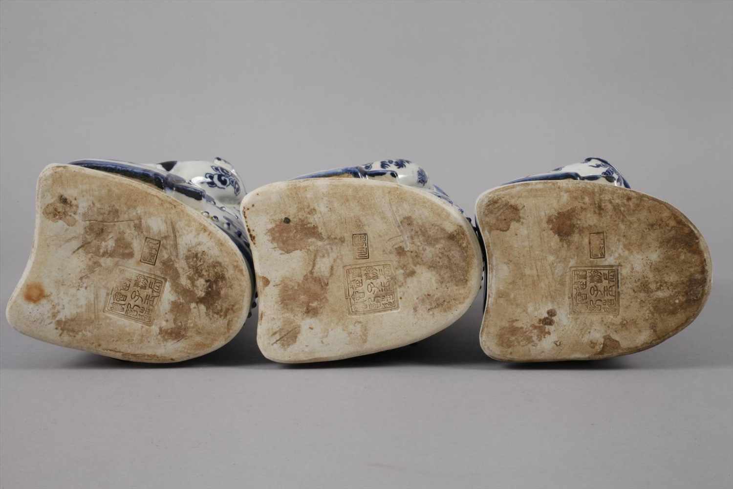 Drei PorzellanfigurenChina, 20. Jh., am Boden zweifach gemarkt, kobaltblau staffiertes, - Image 5 of 7