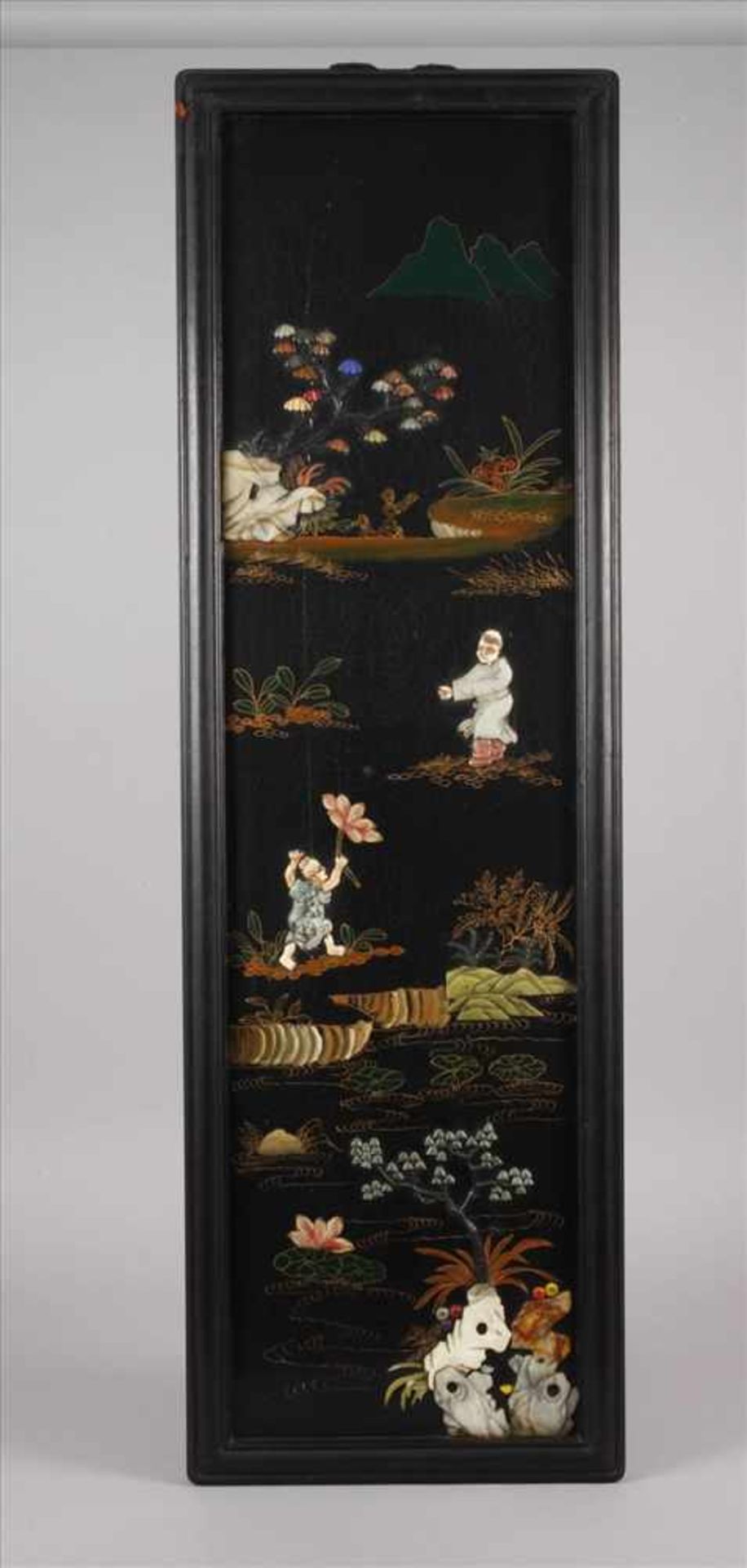 Vier Wandpaneele mit SteinschnitzereienChina, 20. Jh., ungemarkt, schwarzer, mehrfarbig bemalter, - Bild 5 aus 9