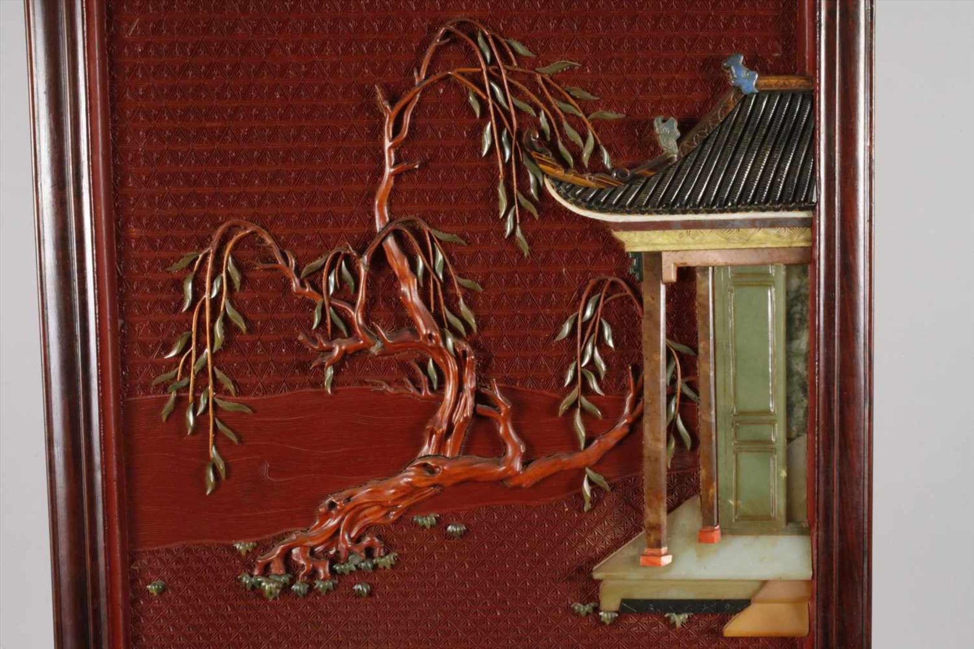 Vier Wandpaneele mit SteinschnitzereienChina, 20. Jh., ungemarkt, roter, ornamental reliefierter - Bild 2 aus 11
