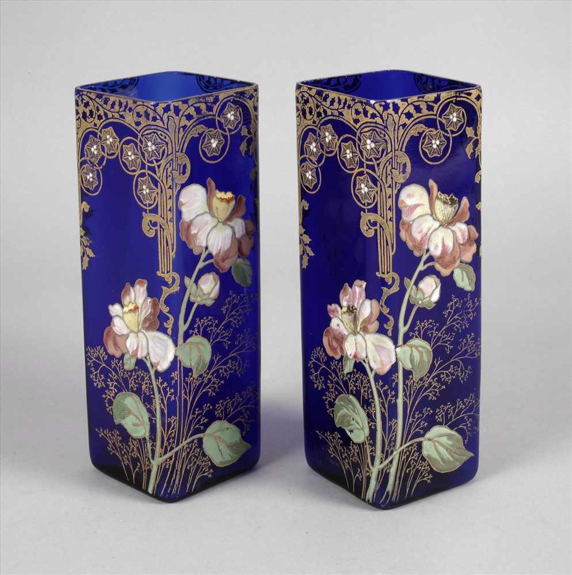Paar Vasen Emaillemalereium 1900, kobaltblaues Glas formgeblasen, mit opaken Emaillefarben floral