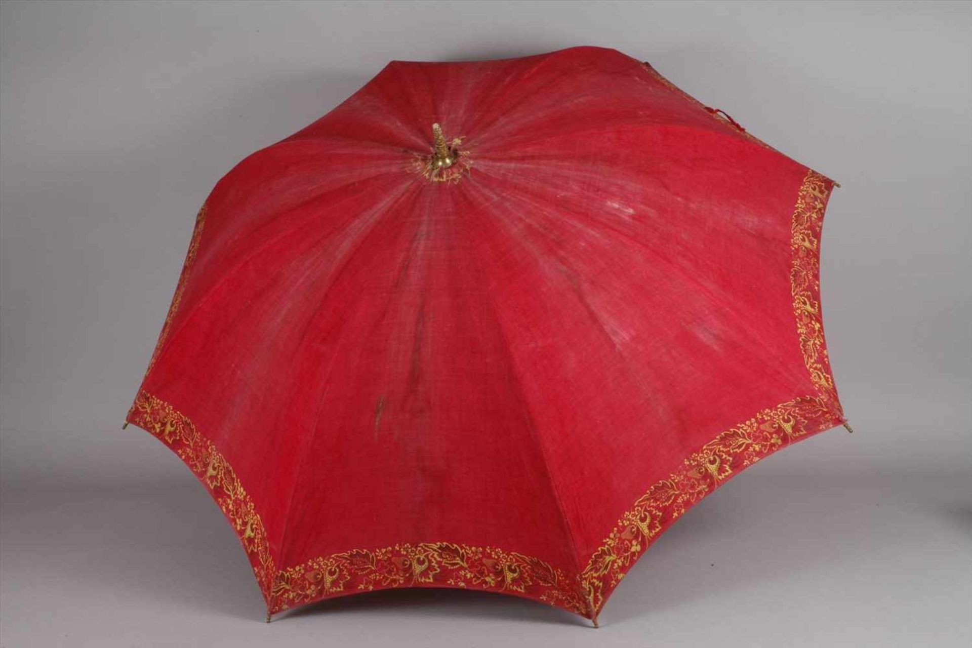 Regenschirmum 1890, Messinggehäuse, fein reliefiert mit historisierenden Ornamenten, das - Bild 5 aus 8