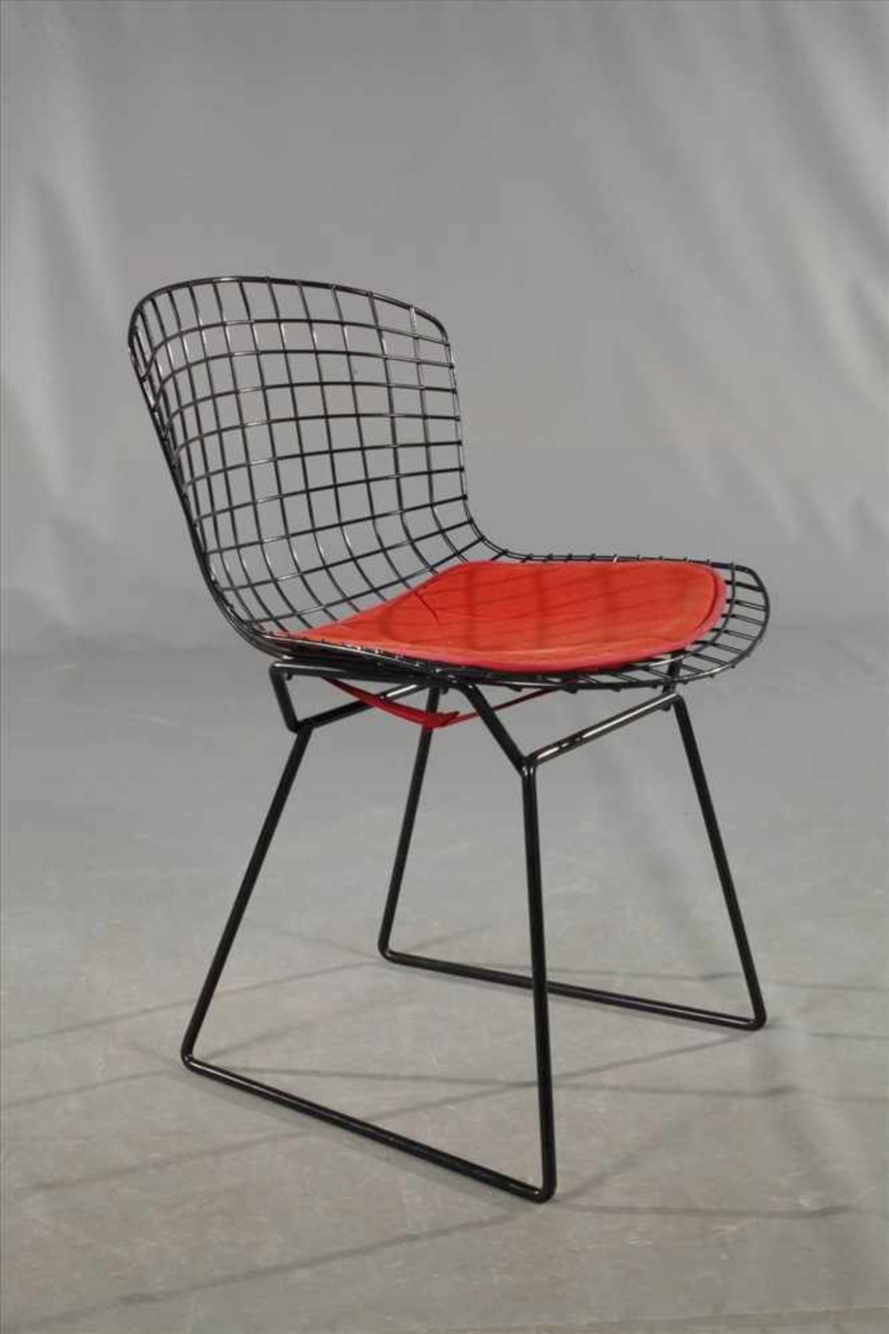 Vier Wire ChairsEntwurf Harry Bertoia 1950/52, Ausführung wohl 1990er Jahre, schwarz lackiertes - Bild 3 aus 4