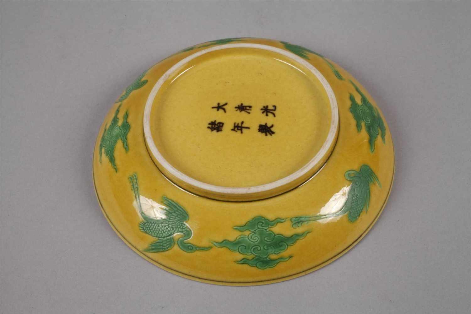 Zierteller Chinaum 1890, am Boden mit Sechs-Zeichen-Guangxu-Marke, gelbglasiertes Porzellan, grün- - Image 2 of 5