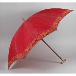 Regenschirmum 1890, Messinggehäuse, fein reliefiert mit historisierenden Ornamenten, das
