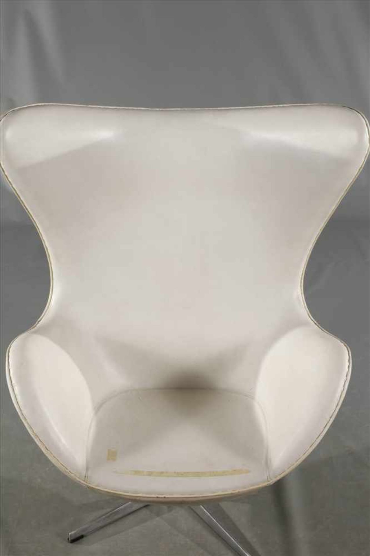 Egg Chair nach einem Entwurf von Arne Jacobsen, wohl 1980er Jahre, Drehgestell aus verchromtem - Bild 5 aus 5