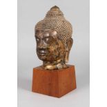 Buddhahaupt20. Jh., Bronze, bräunlich patiniert mit Resten alter Vergoldung, Kopfstück mit fein