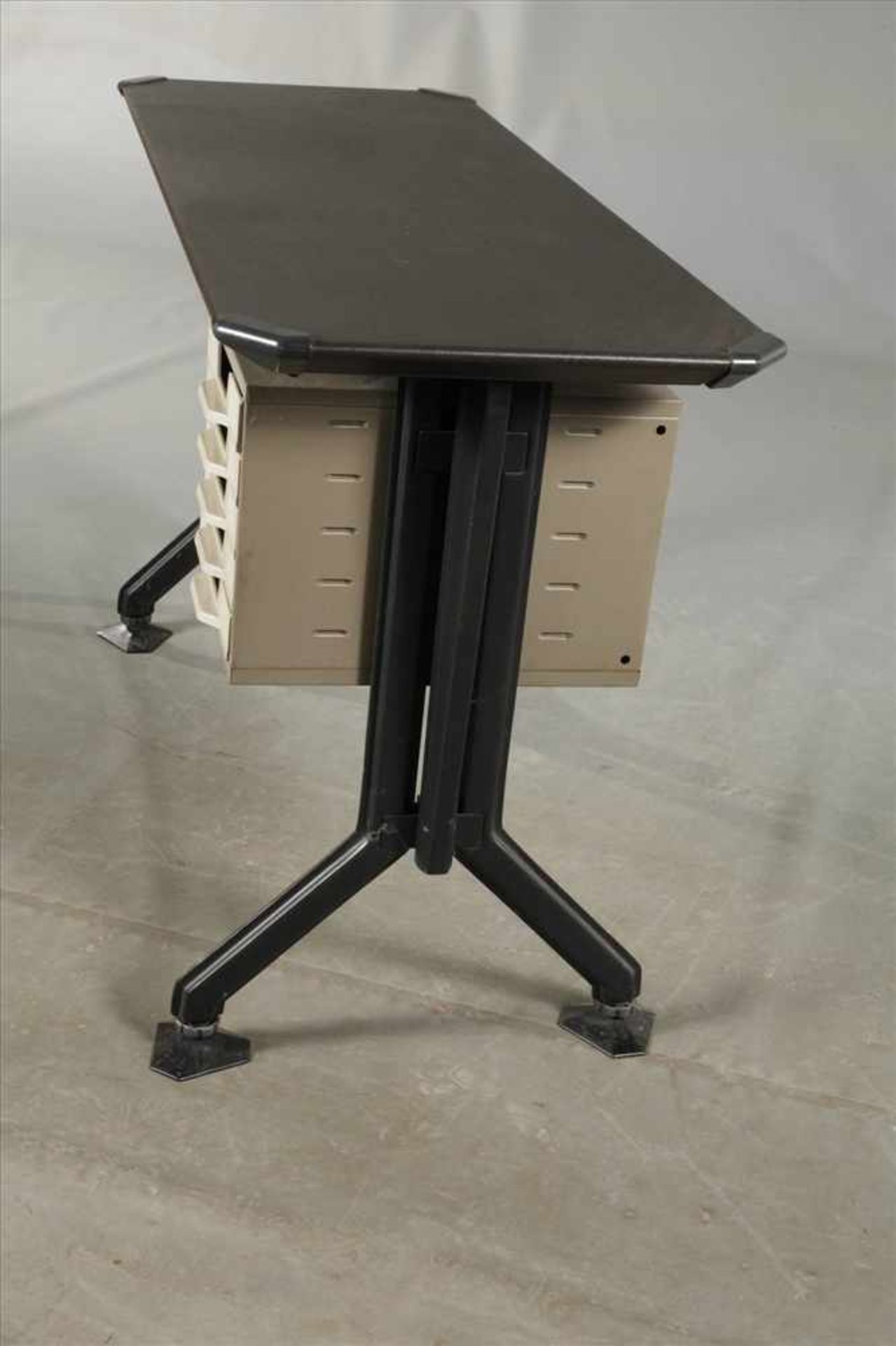 Schreibtisch von BBPR für Olivetti Synthesis1970er Jahre, schwarz lackiertes Metallgestell, Platte - Bild 3 aus 3