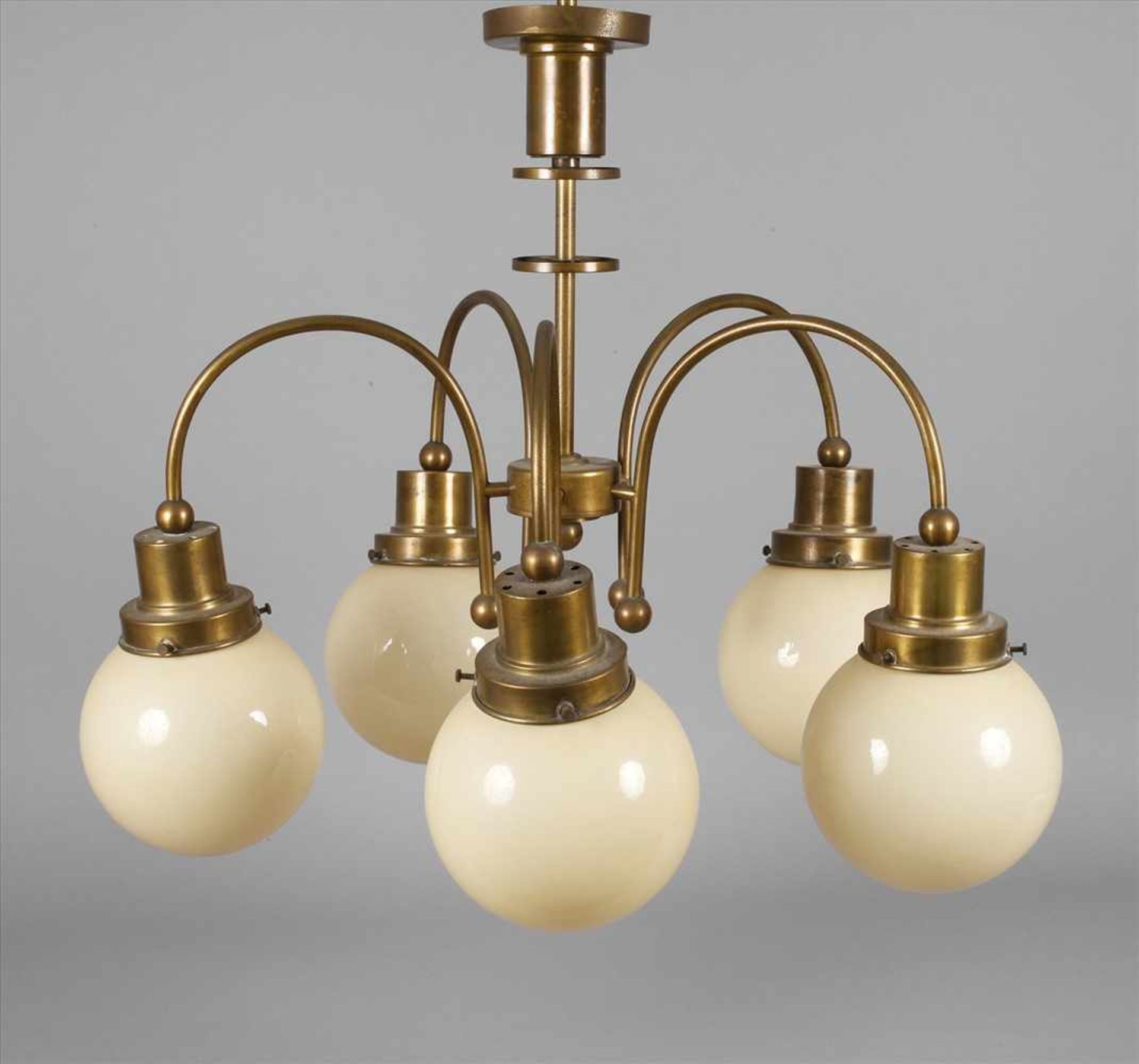 Deckenlampe Art découm 1930, Messinggestänge in stilisierter Balusterform, mit sechs c-förmig
