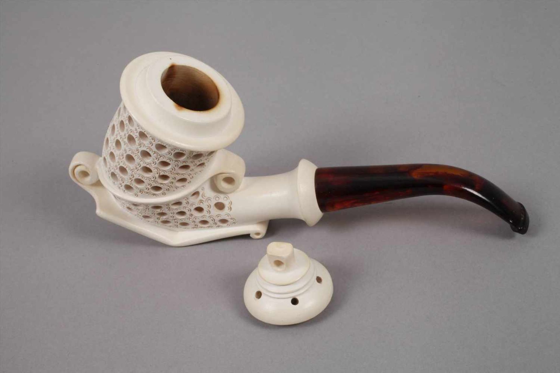 Zwei Meerschaumpfeifen19./20. Jh., Meerschaum aufwendig beschnitzt, figürlicher Pfeifenkopf in - Bild 6 aus 6