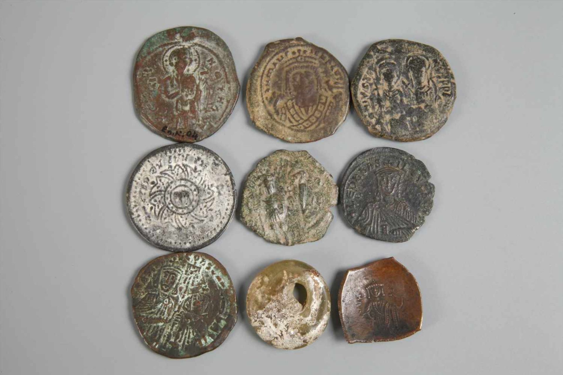 Konvolut byzantinisch-spätrömische Münzenacht Münzen, dabei eine AE-Schüsselmünze sowie wohl eine - Bild 3 aus 3
