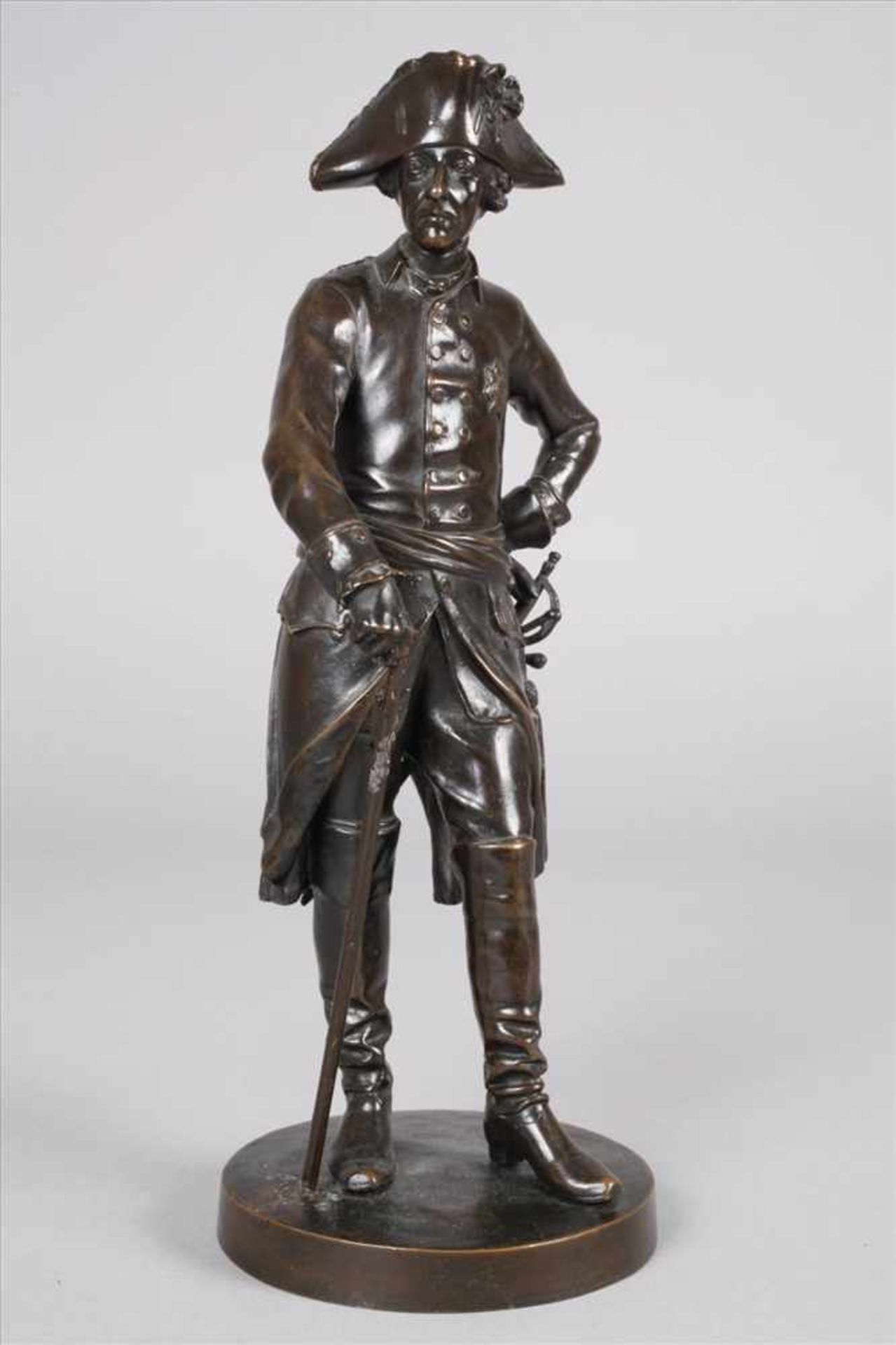 Friedrich II. "Alter Fritz"20. Jh., unsigniert, Bronze dunkel patiniert, Darstellung des stehenden - Bild 7 aus 7
