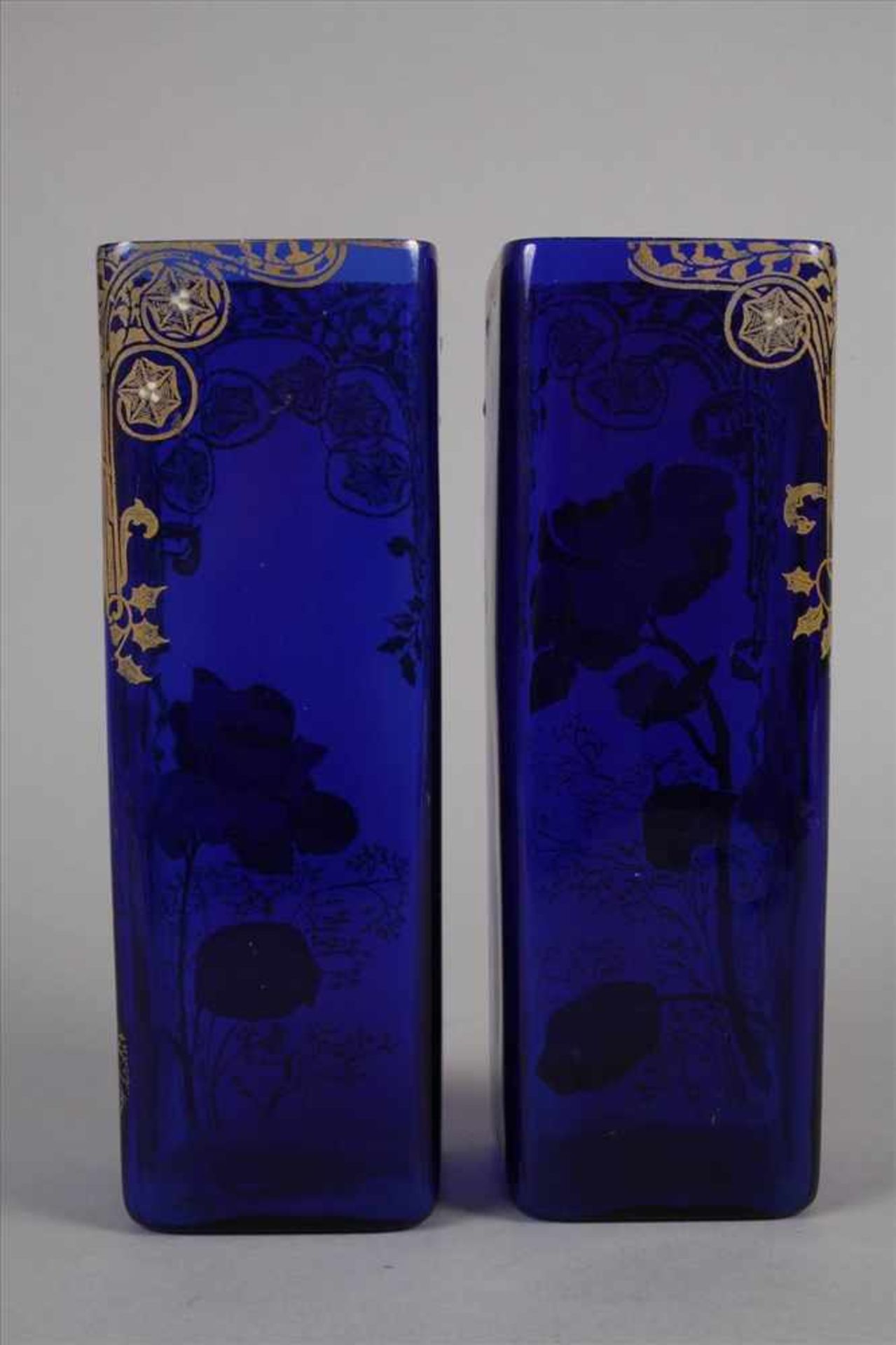 Paar Vasen Emaillemalereium 1900, kobaltblaues Glas formgeblasen, mit opaken Emaillefarben floral - Bild 2 aus 3