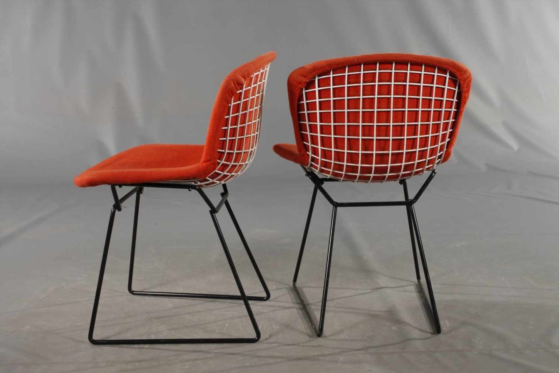 Sechs Wire ChairsEntwurf Harry Bertoia 1951, Ausführung wohl 1990er Jahre, Gestell schwarz-weiß - Bild 3 aus 3