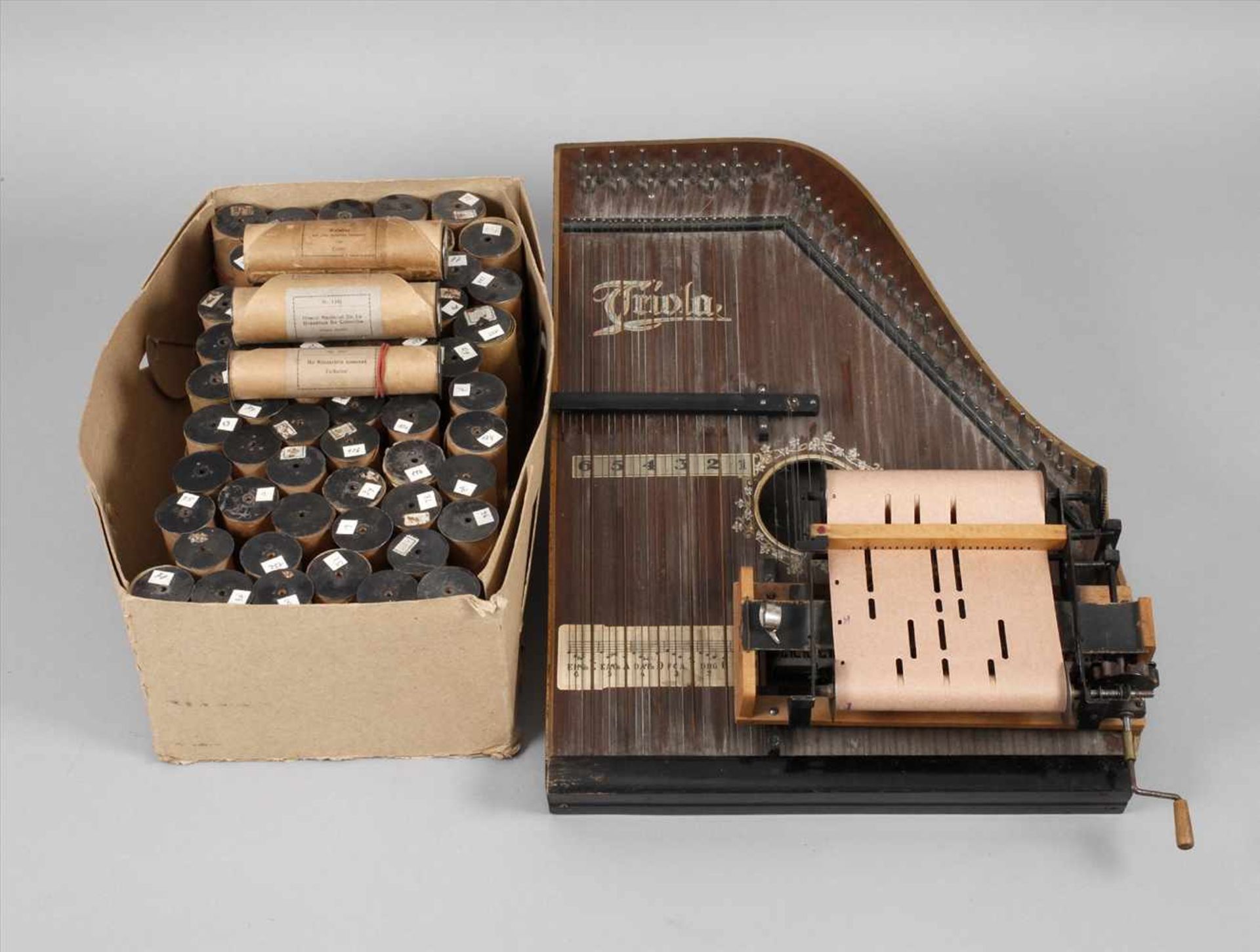 Zither mit Lochbandspielwerk Fa. Triola, um 1900, kurbelgetriebenes Spielwerk, rissfreier Korpus,