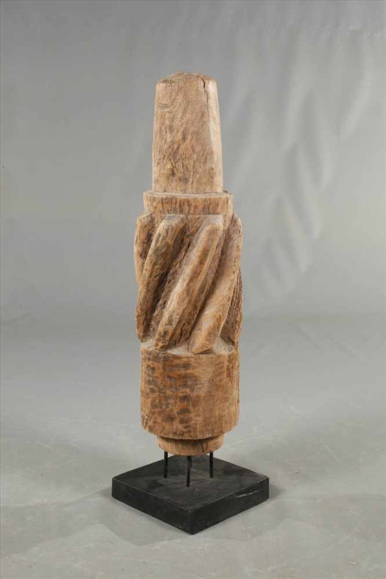 Dekoratives Holzzahnradwohl 18. Jh., mit Schrägverzahnung, auf späterem Eisenständer montiert, - Bild 3 aus 3