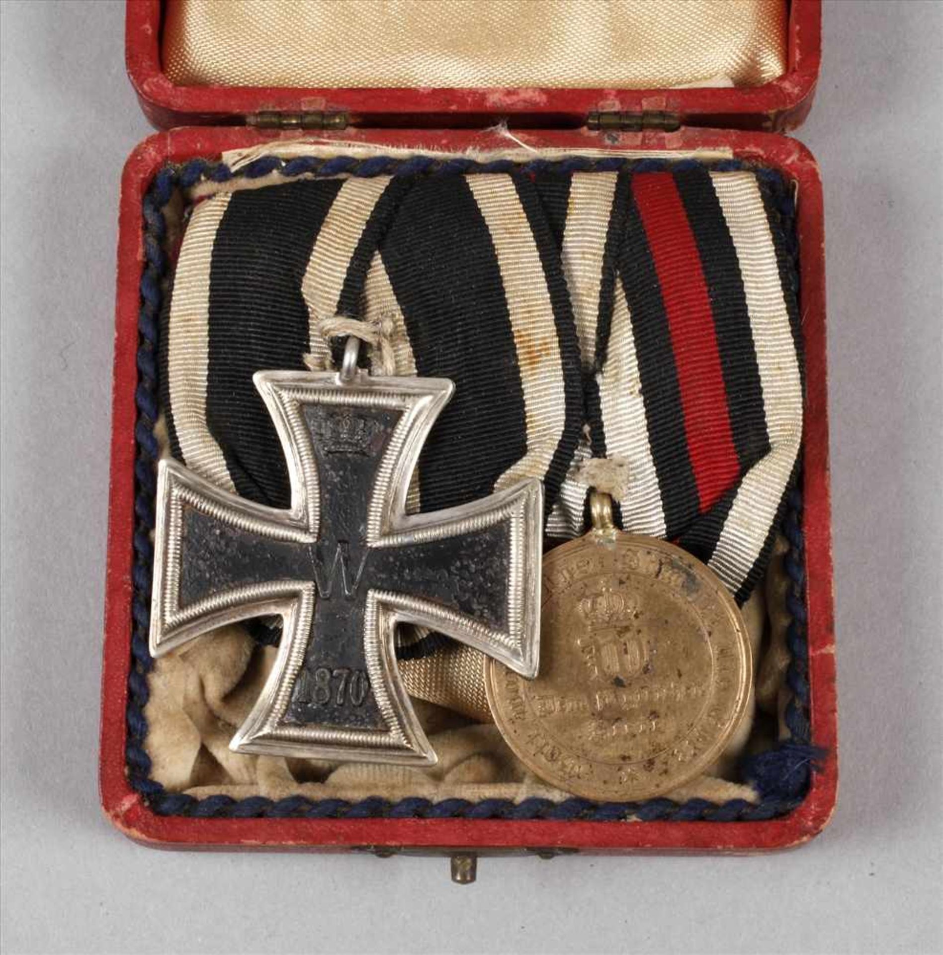 Kleine Ordensspange 1871mit Eisernem Kreuz 1870 und Kriegsgedenkmünze, im Etui, Alters- und