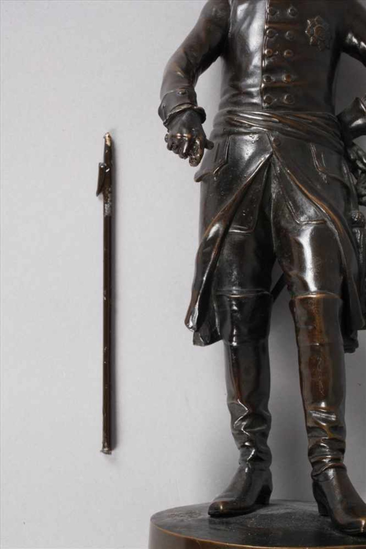 Friedrich II. "Alter Fritz"20. Jh., unsigniert, Bronze dunkel patiniert, Darstellung des stehenden - Bild 5 aus 7