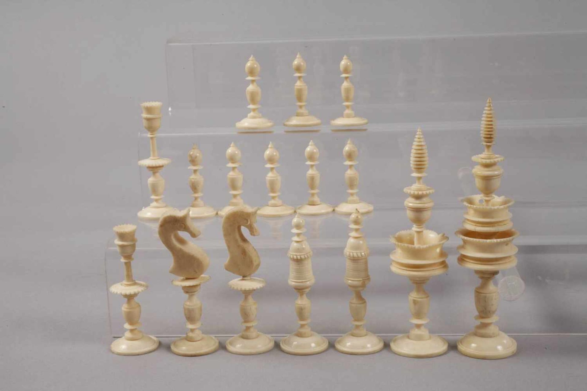 Drei Schachspiele19./20. Jh., dabei ein kleines Reisesteckspiel, Elfenbein und Bein gedrechselt, - Bild 4 aus 4