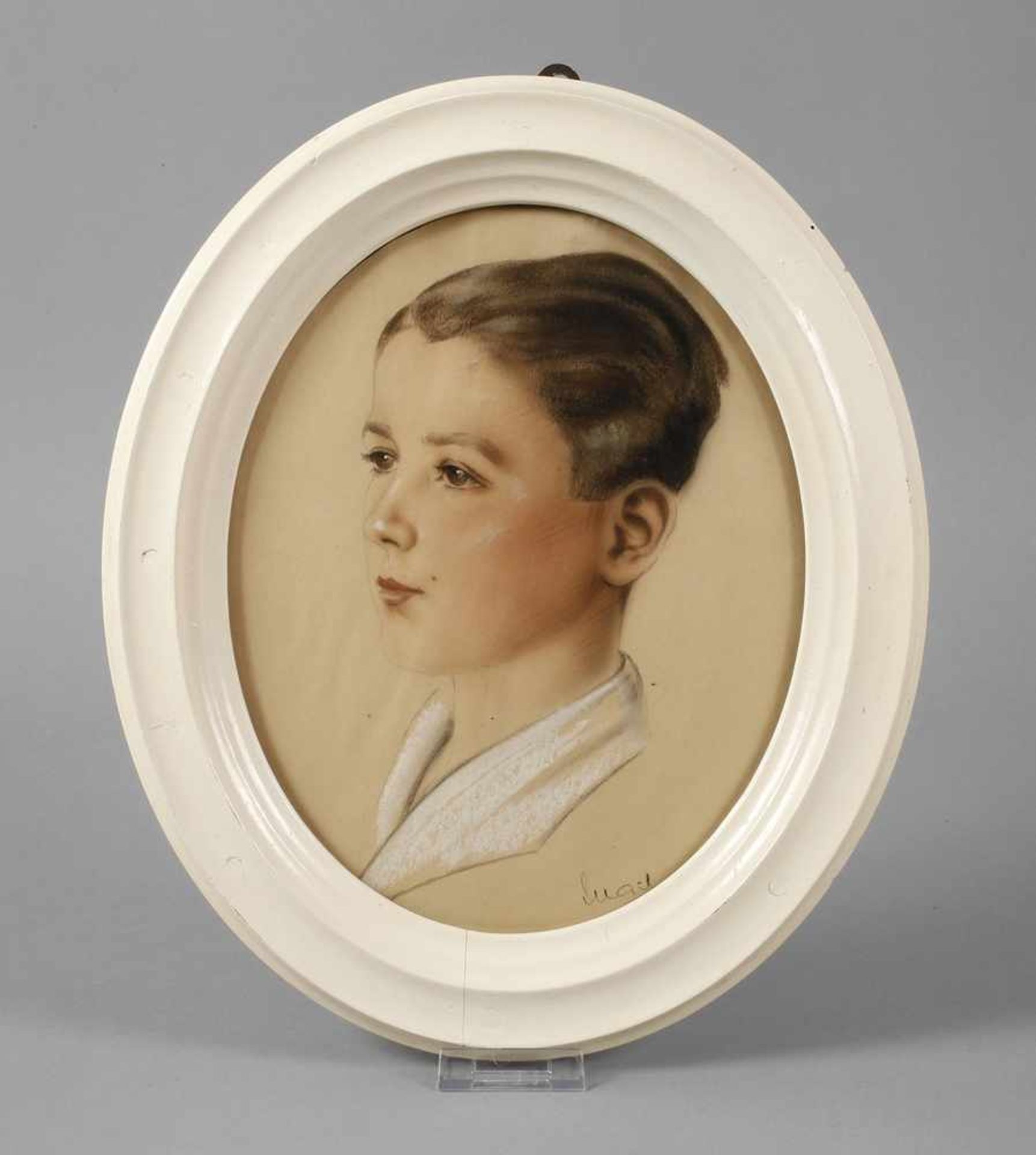 KinderportraitBildnis eines Jungen von der Seite mit ruhigem, in die Ferne schweifendem Blick,