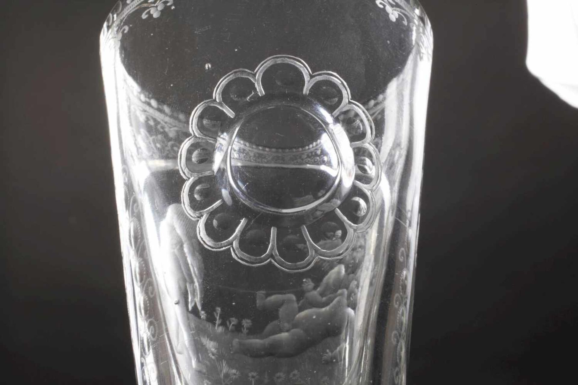 Pokalglas mit Engelsmotiven19. Jh., farbloses Glas, flacher Scheibenfuß, facettierter Schaft mit - Bild 4 aus 5