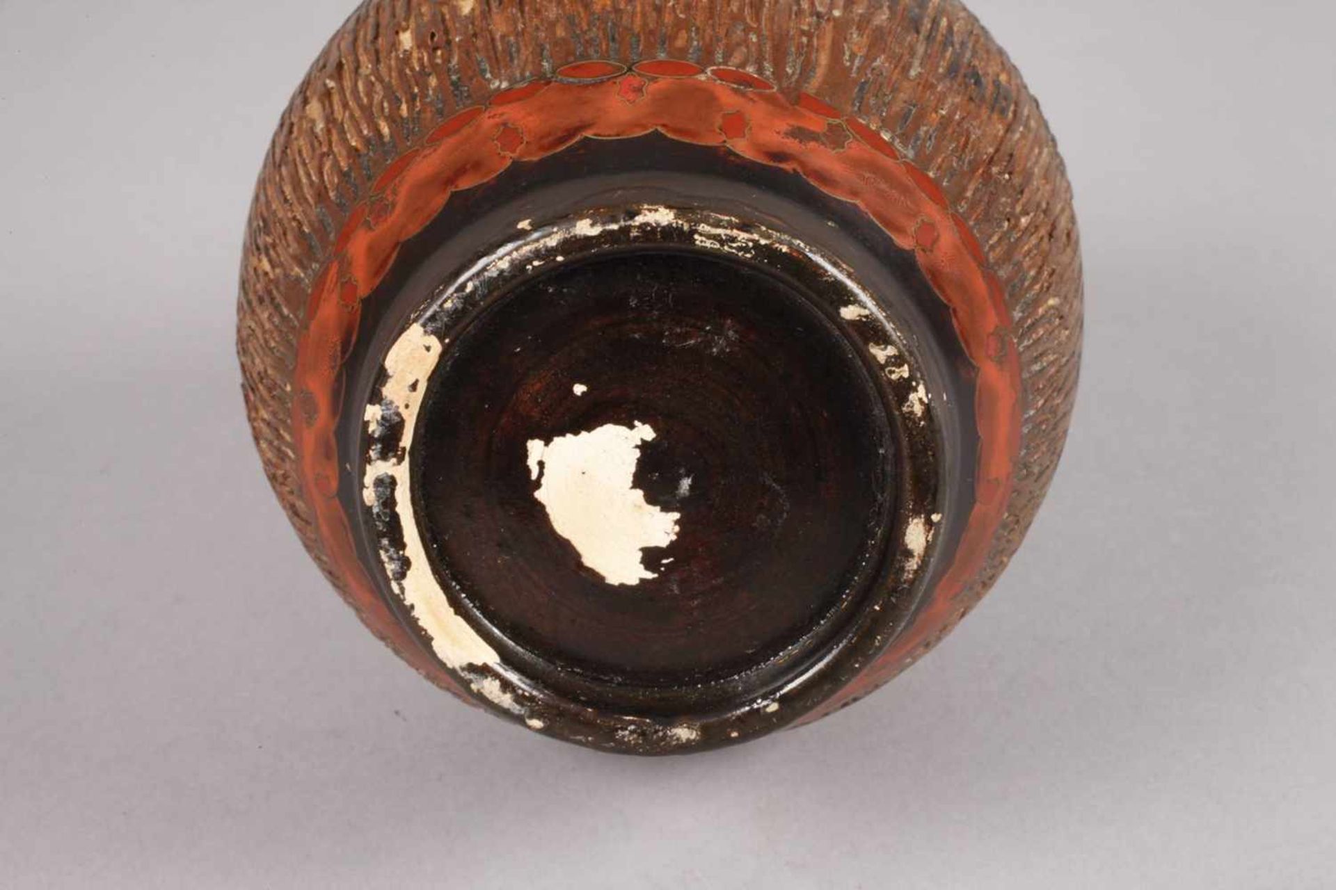 Vase mit Cloisonnéauflagenum 1900, ungemarkt, Steingut geritzt und matt bemalt, die Oberfläche in - Bild 3 aus 4