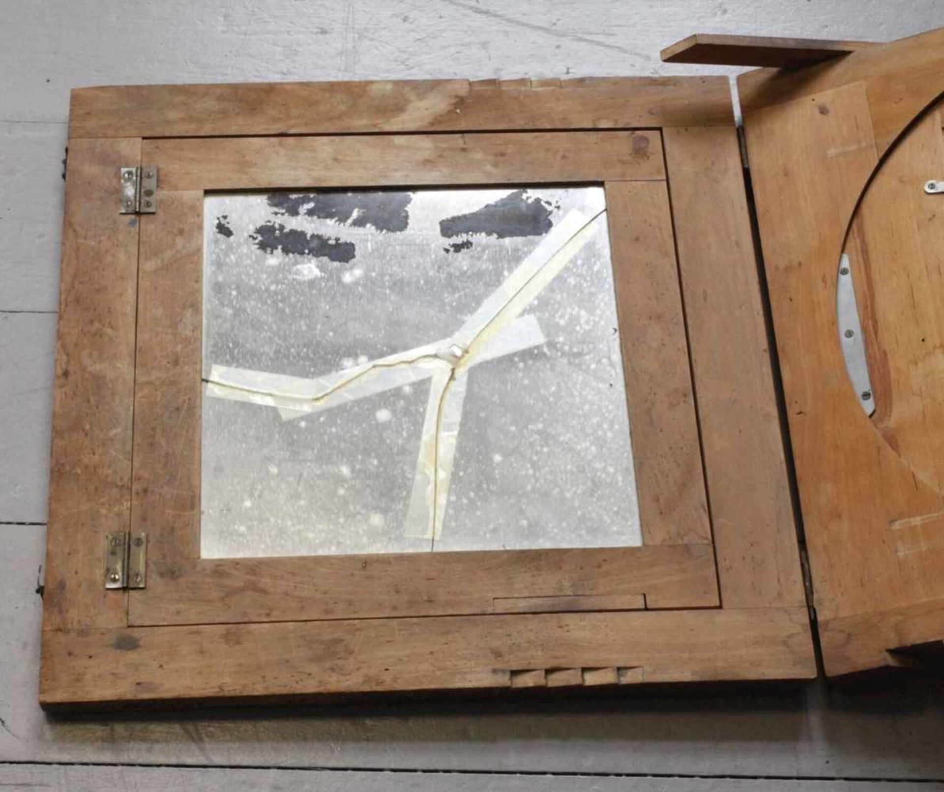 Retuschierpultwohl Mitte 19. Jh., klappbarer Korpus aus massiver Buche, mit Milchglasscheibe und - Bild 9 aus 9