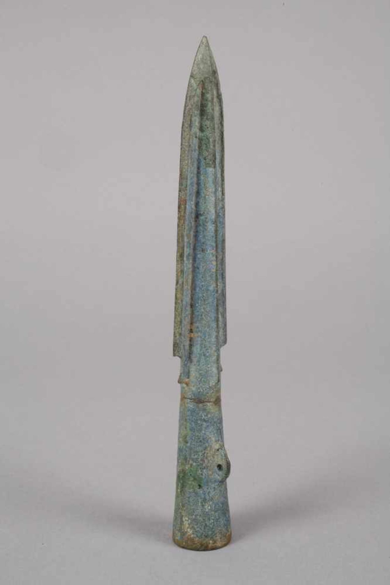 Altchinesische Speerspitzeunbestimmt, vielleicht Shang-Dynastie, 12. Jh. v. Chr., Bronze, - Bild 2 aus 4