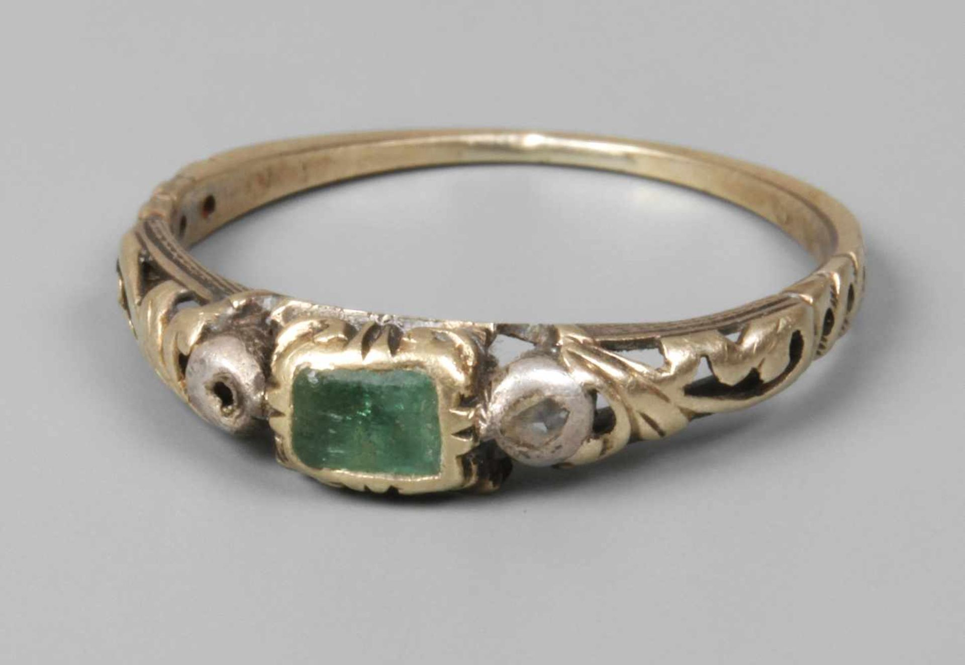 Historischer Ringwohl 17. Jh., Gelbgold, mindestens 585/1000, zarter, filigran gearbeiteter Ring,