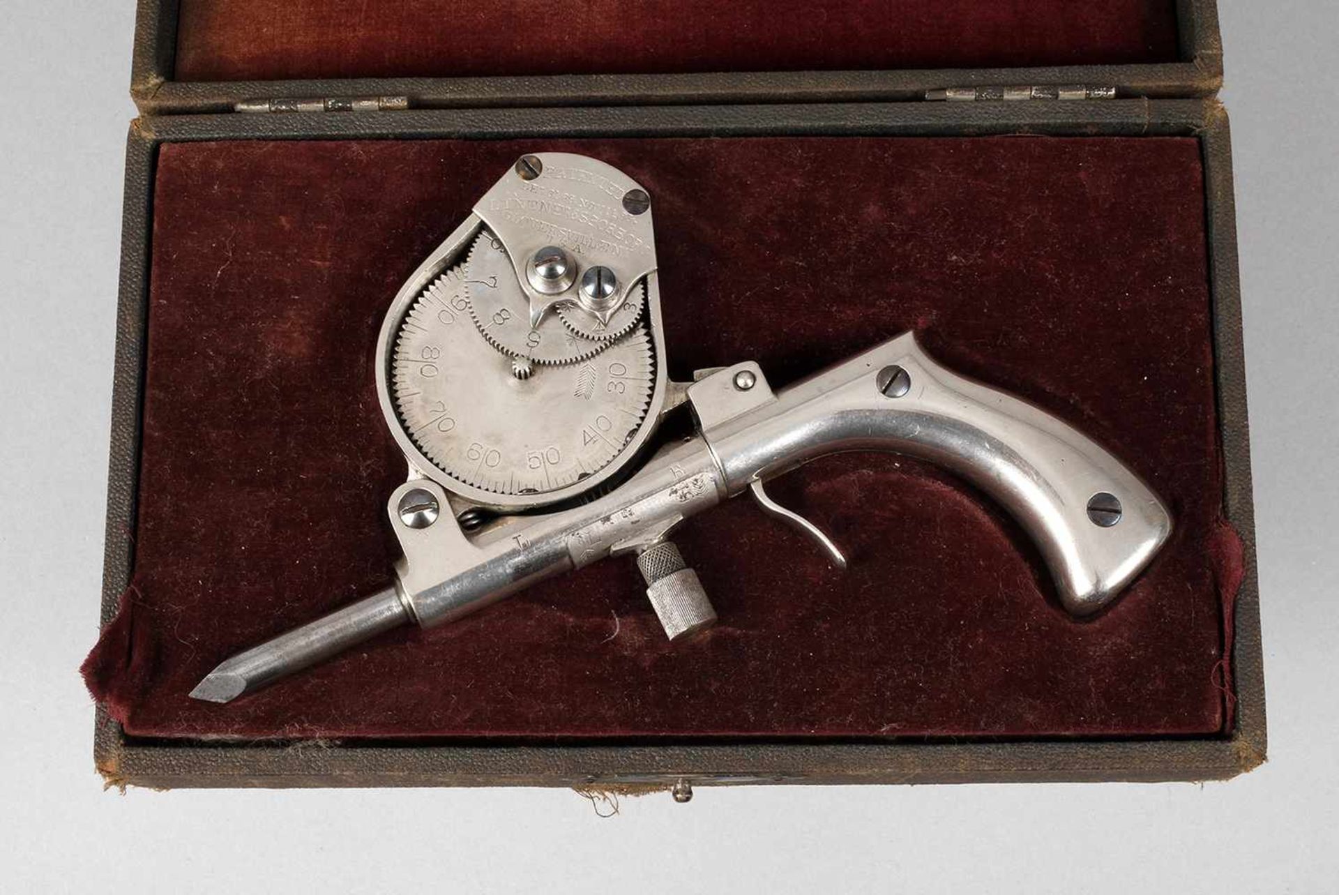Drehzahlmesser in Pistolenformgemarkt Lintner & Sporborg USA, 1920er Jahre, Messing vernickelt,