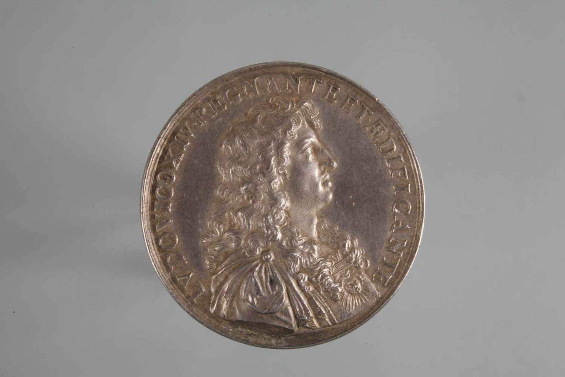 Medaille Ludwig XIV. 1667Ansicht des Louvre, "Majestati ac aeternit gall imperii sacrum", Silber, - Bild 2 aus 3