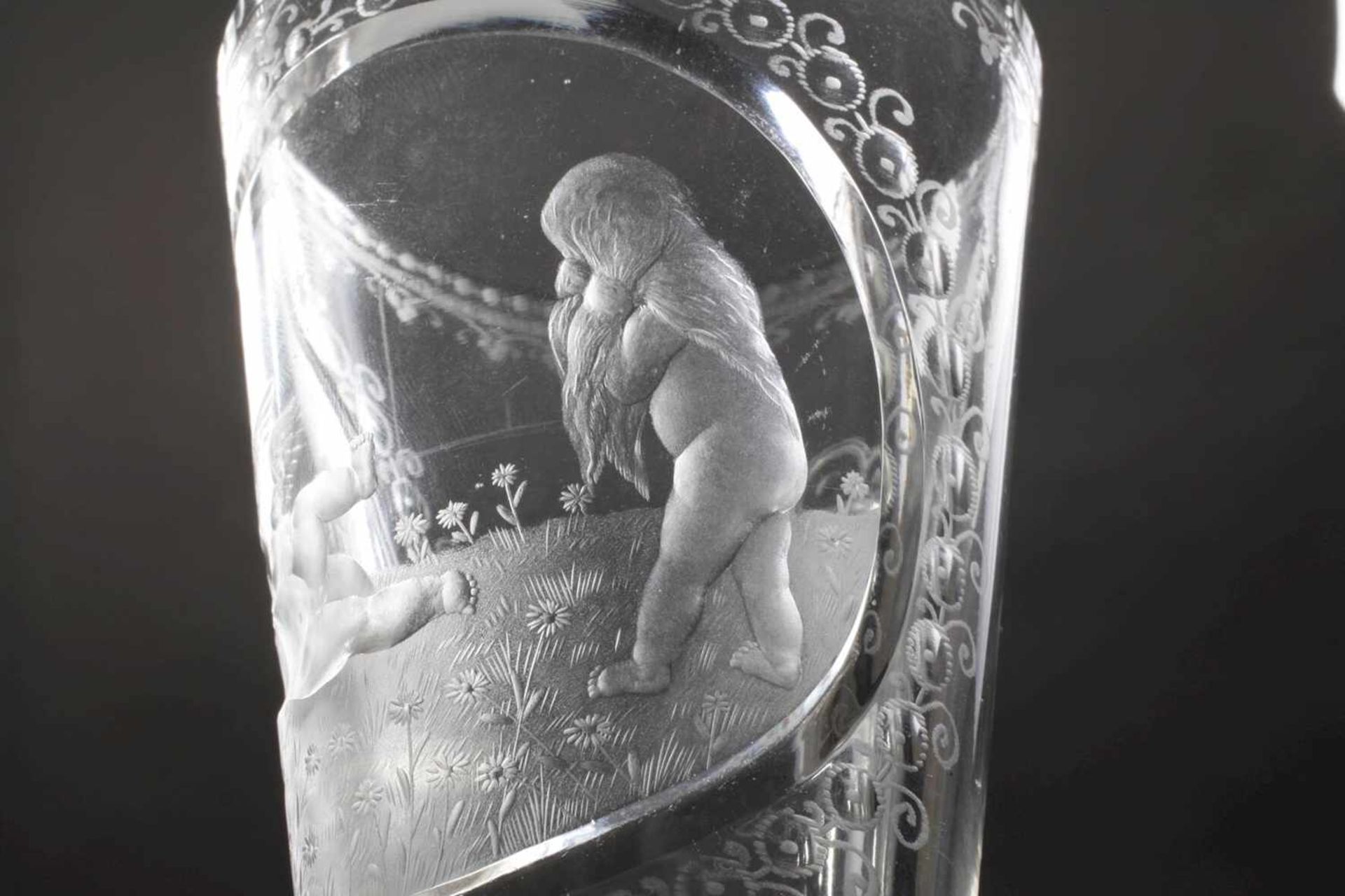 Pokalglas mit Engelsmotiven19. Jh., farbloses Glas, flacher Scheibenfuß, facettierter Schaft mit - Bild 3 aus 5