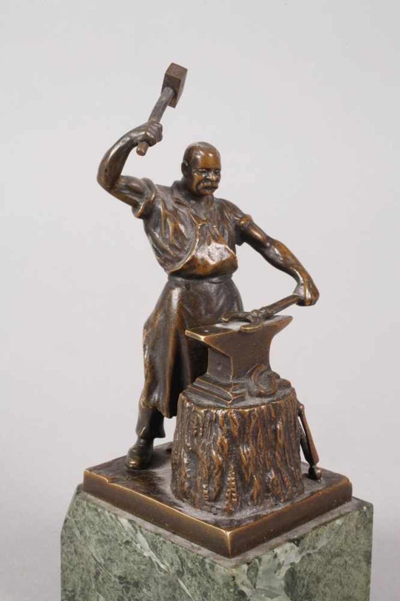 Carl Kauba, Hufschmiedum 1900, signiert, Bronze hellbraun patiniert, Darstellung eines - Bild 2 aus 4