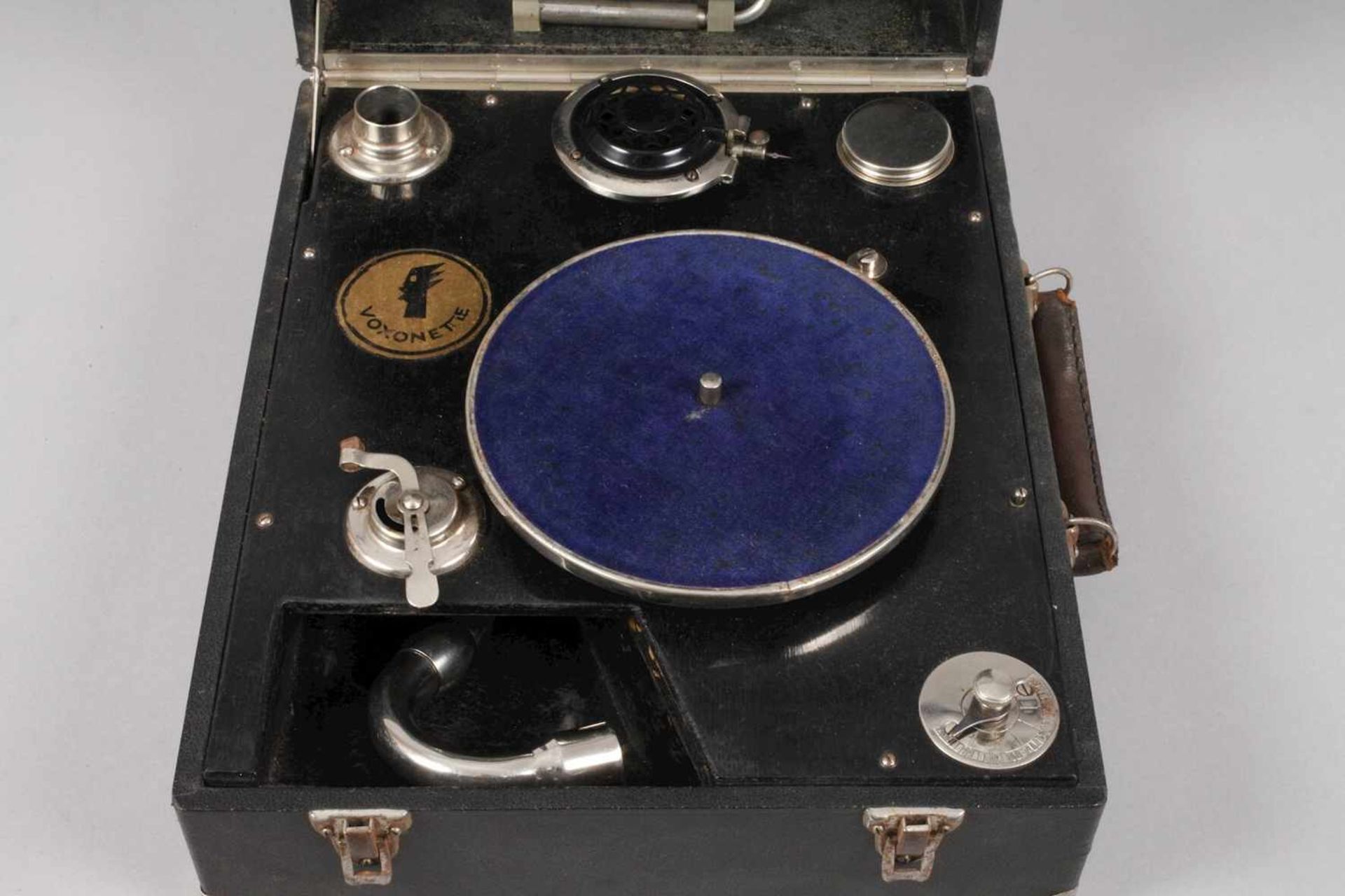 Koffergrammophon1920er Jahre, gemarkt Voxonette, kunstlederummantelter Hartschalenkoffer mit - Bild 2 aus 3