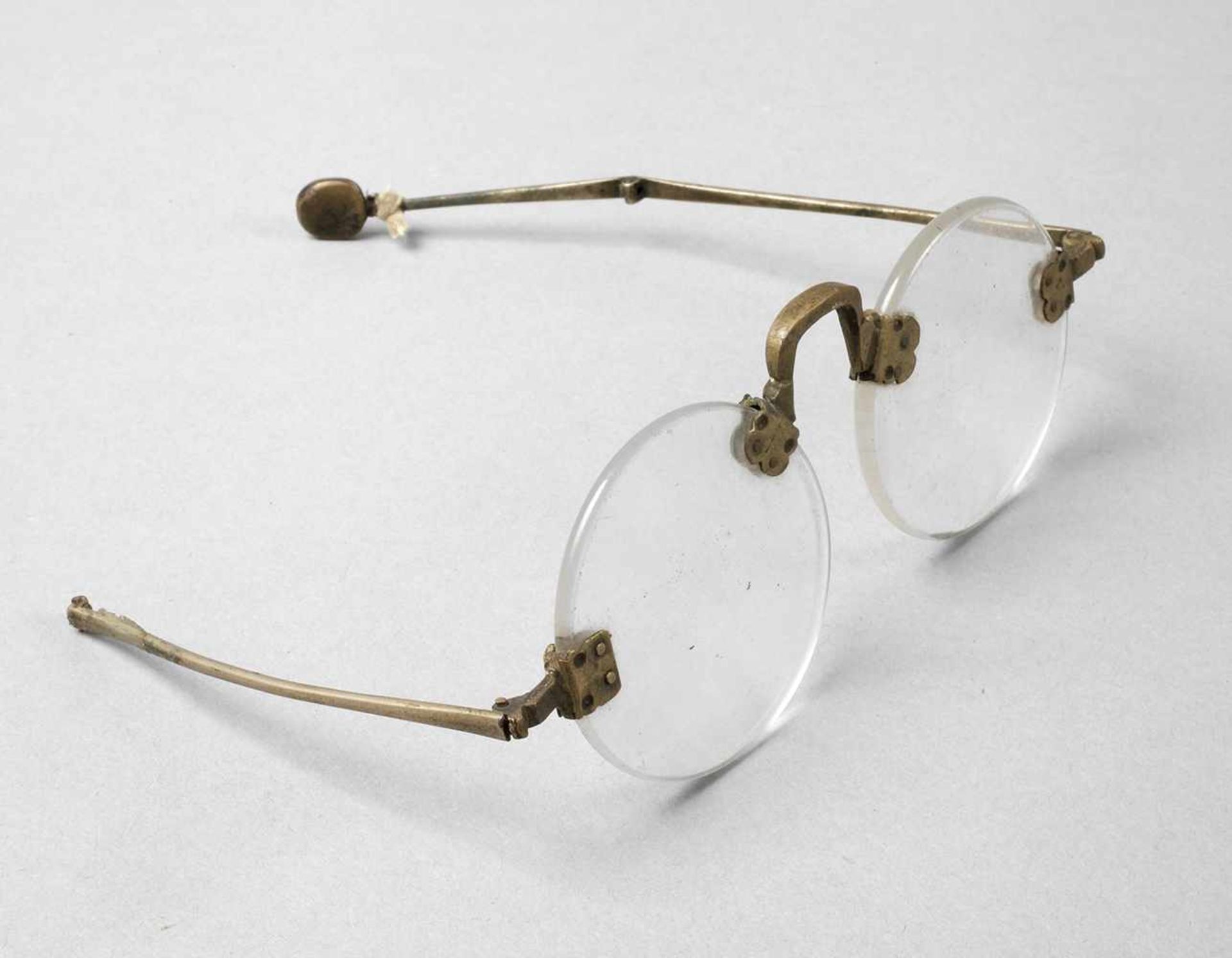 Barocke Brillewohl 18. Jh., klappbare Messingmontierung, runde Gläser, nicht ganz komplett,