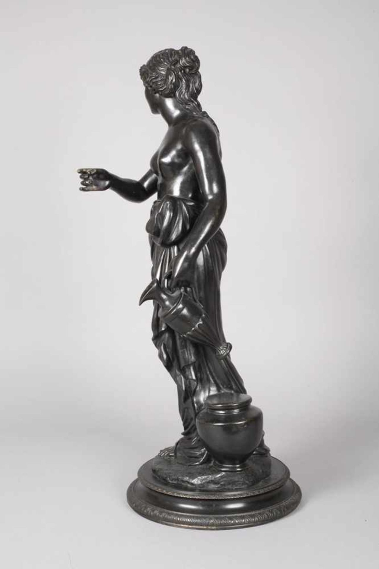 Göttin Hebeum 1900, unsigniert, Bronze schwarz patiniert, antikisierende Darstellung der Göttin Hebe - Bild 4 aus 7