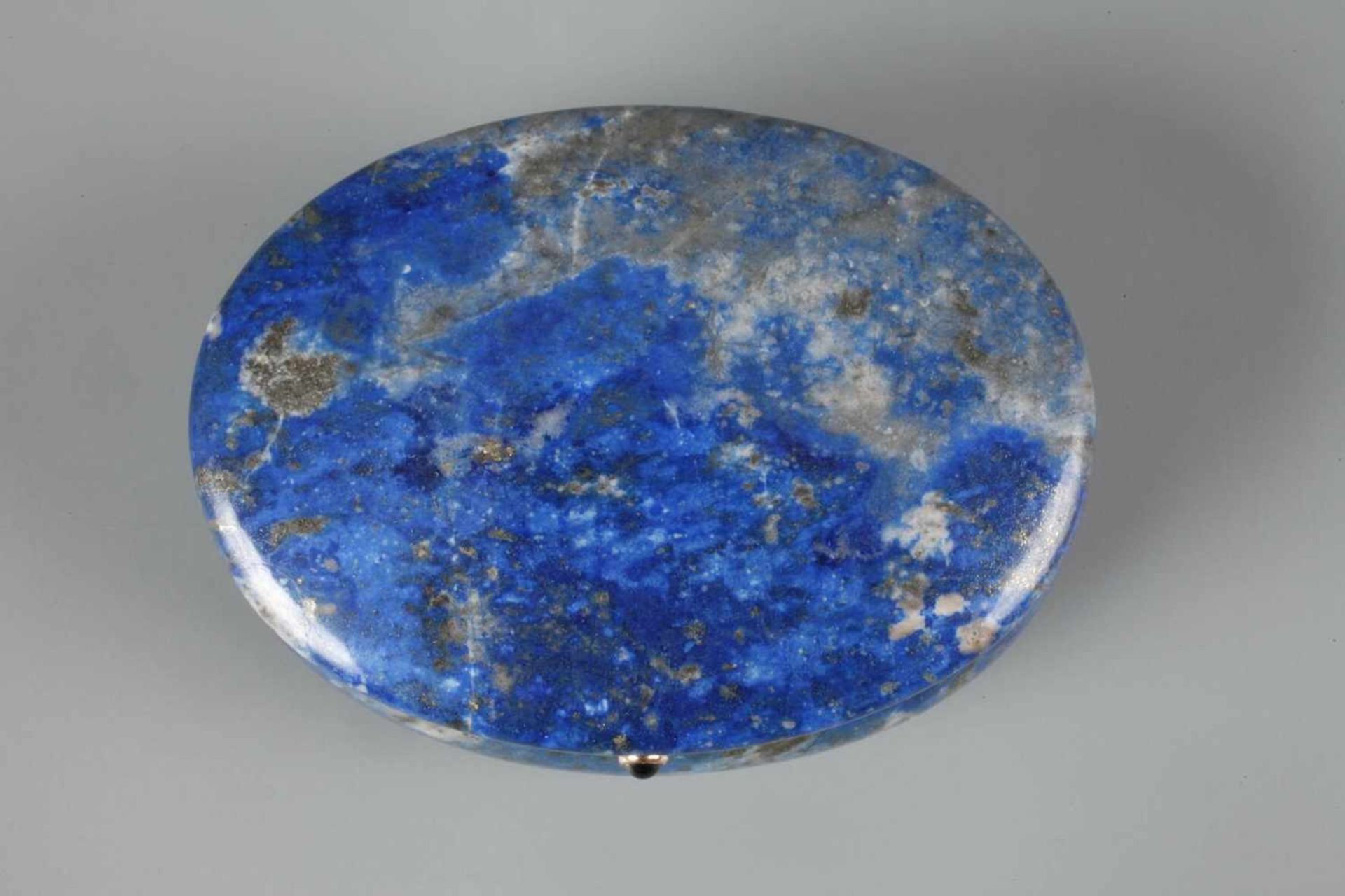 Pillendose Lapislazuli20. Jh., flacher, ovaler Korpus aus fein geädertem Lapis, Montierung aus - Bild 2 aus 5