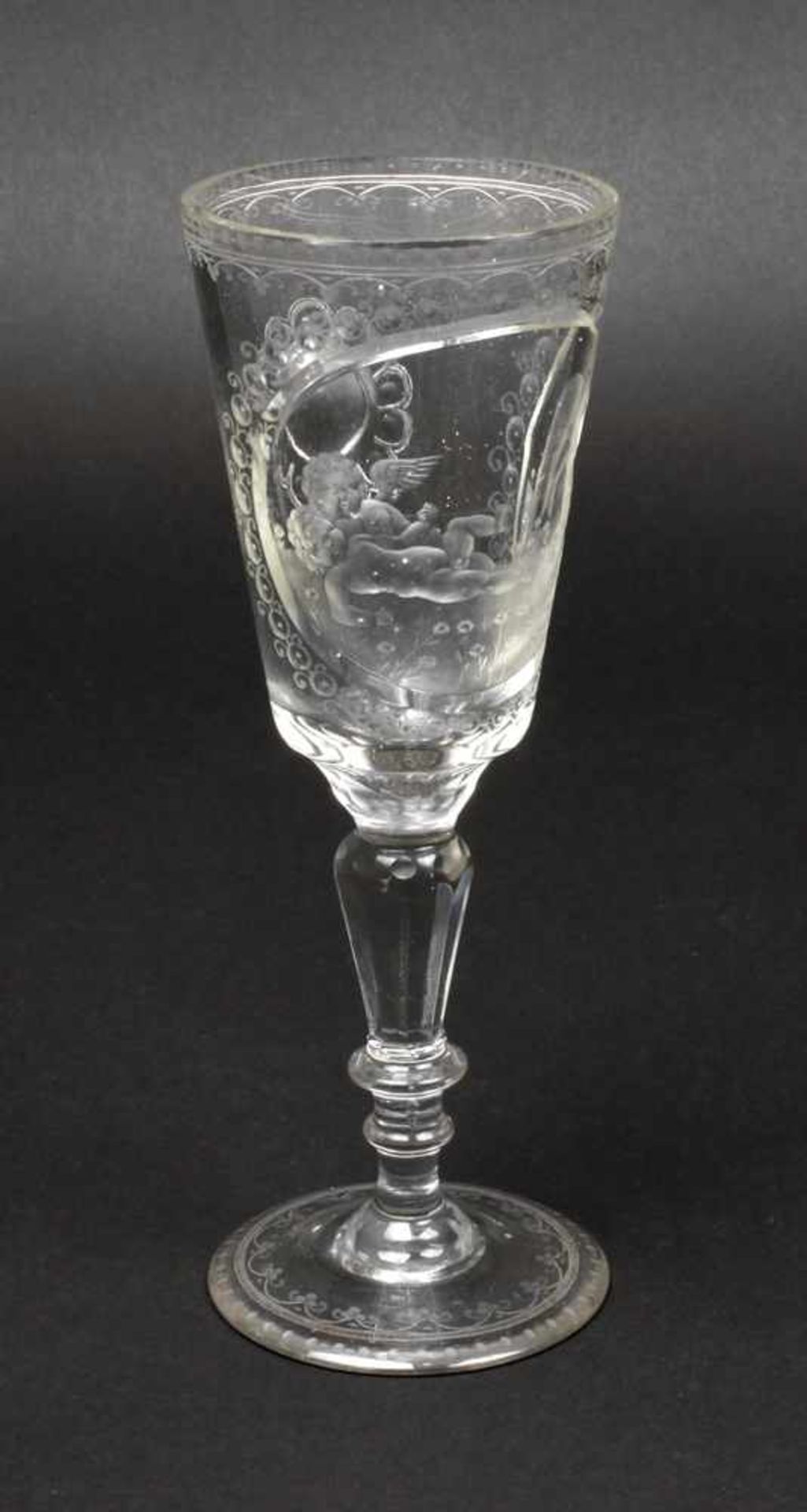 Pokalglas mit Engelsmotiven19. Jh., farbloses Glas, flacher Scheibenfuß, facettierter Schaft mit