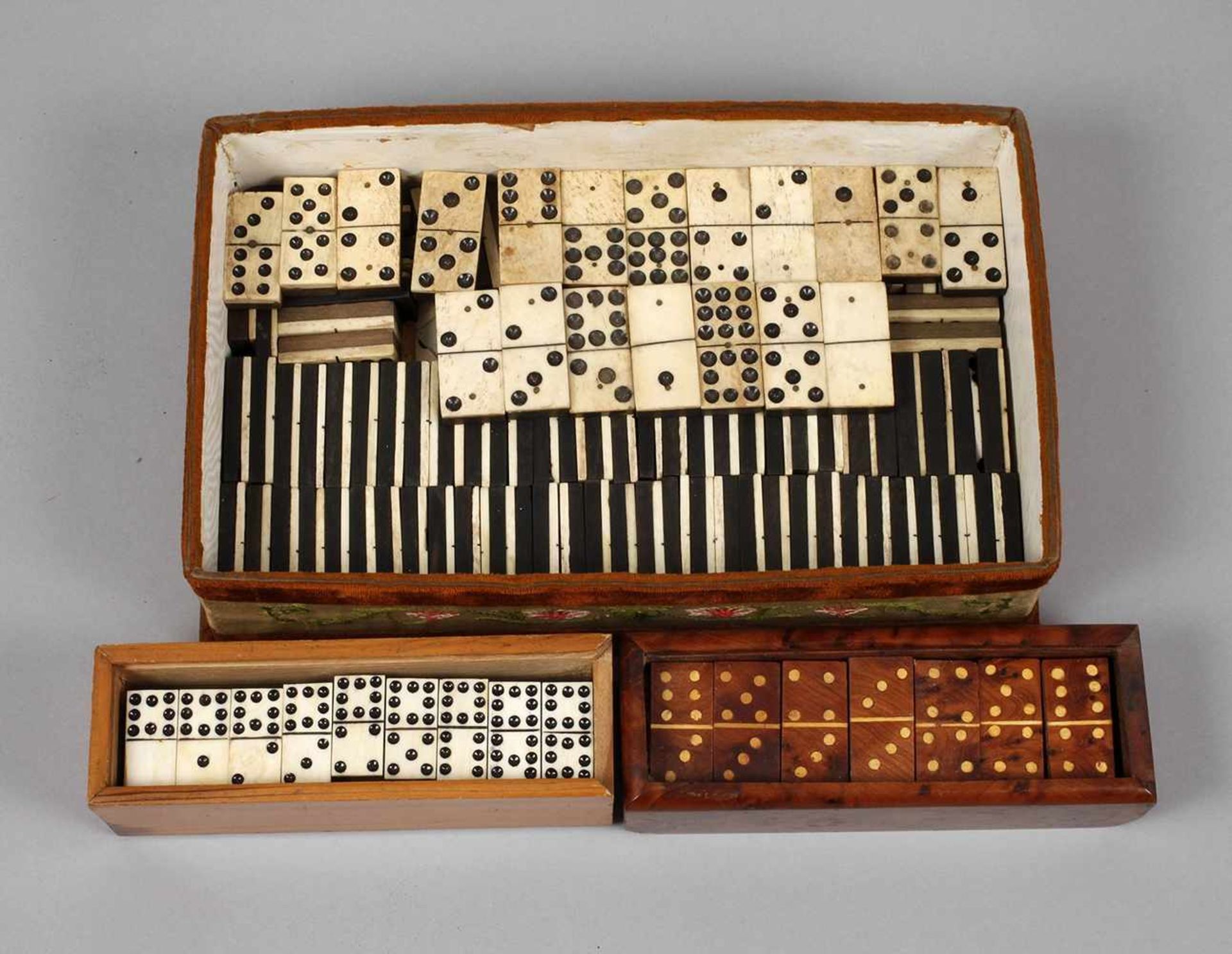 Drei Dominospiele19./20. Jh., Spielsteine aus Bein und Ebenholz, bzw. Nussbaumwurzel und Ahorn, in