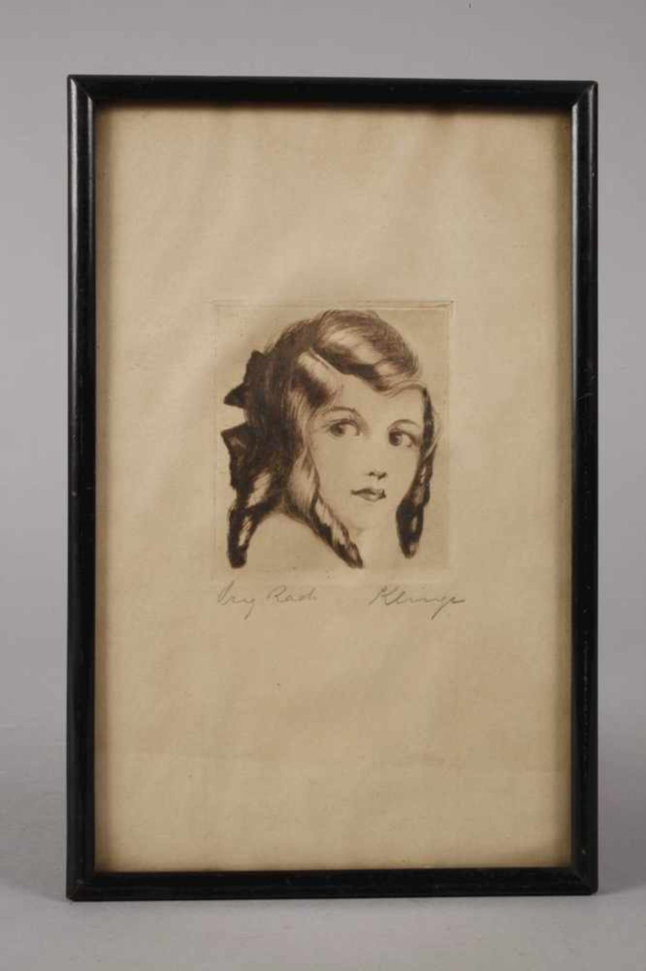 MädchenportraitKopfbildnis eines scheu zur Seite blickenden Mädchens mit Korkenzieherlocken, - Bild 2 aus 3