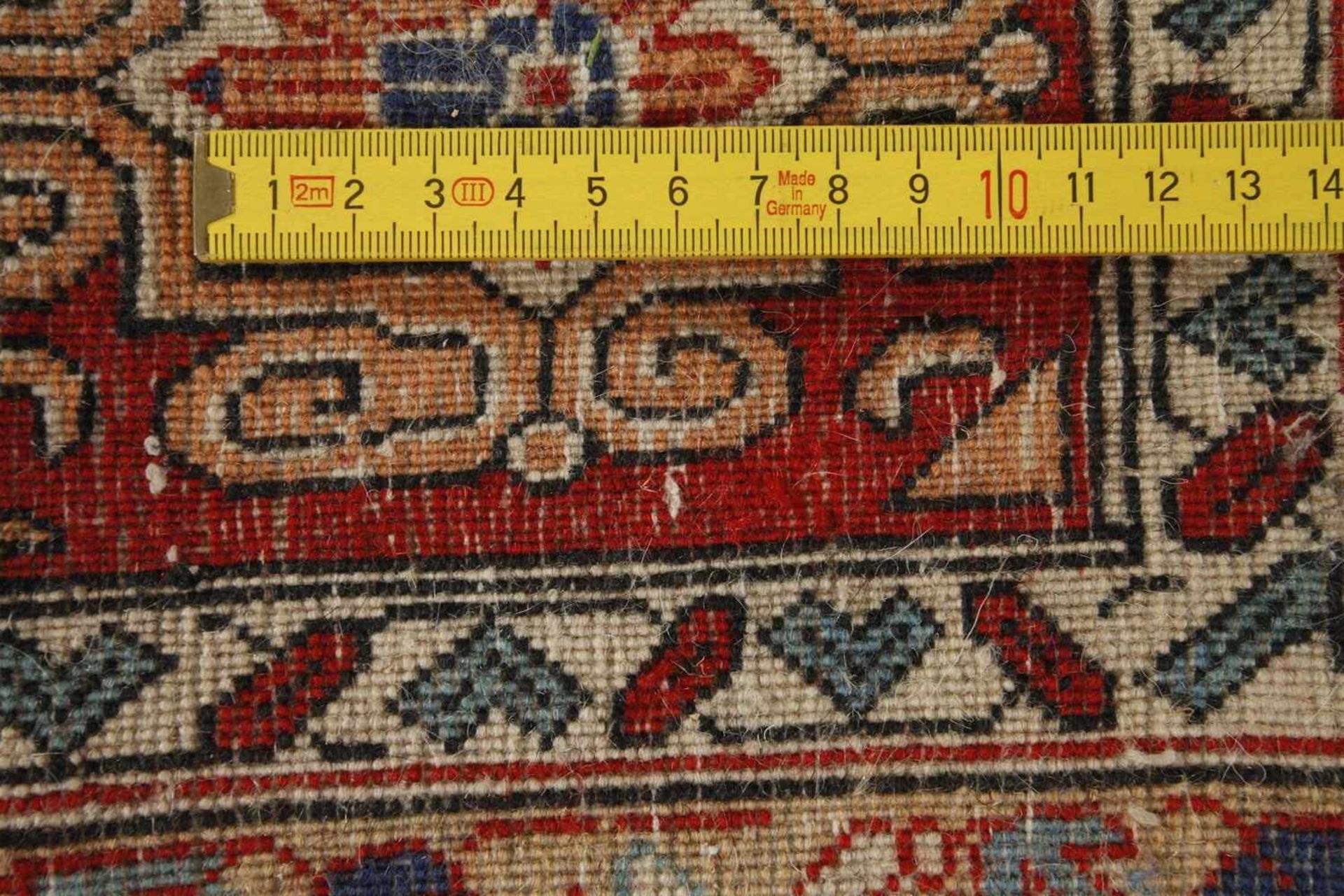 Teppich Iran2. Hälfte 20. Jh., komplett durchmustertes Mittelfeld mit Floraldekor, Maße 319 x 233 - Bild 3 aus 3