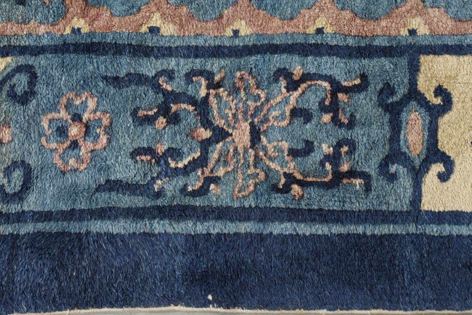 Teppich China um 1900, in Creme- und Blautönen gemustertes Modell, Flor sehr gut erhalten, leicht - Bild 3 aus 4